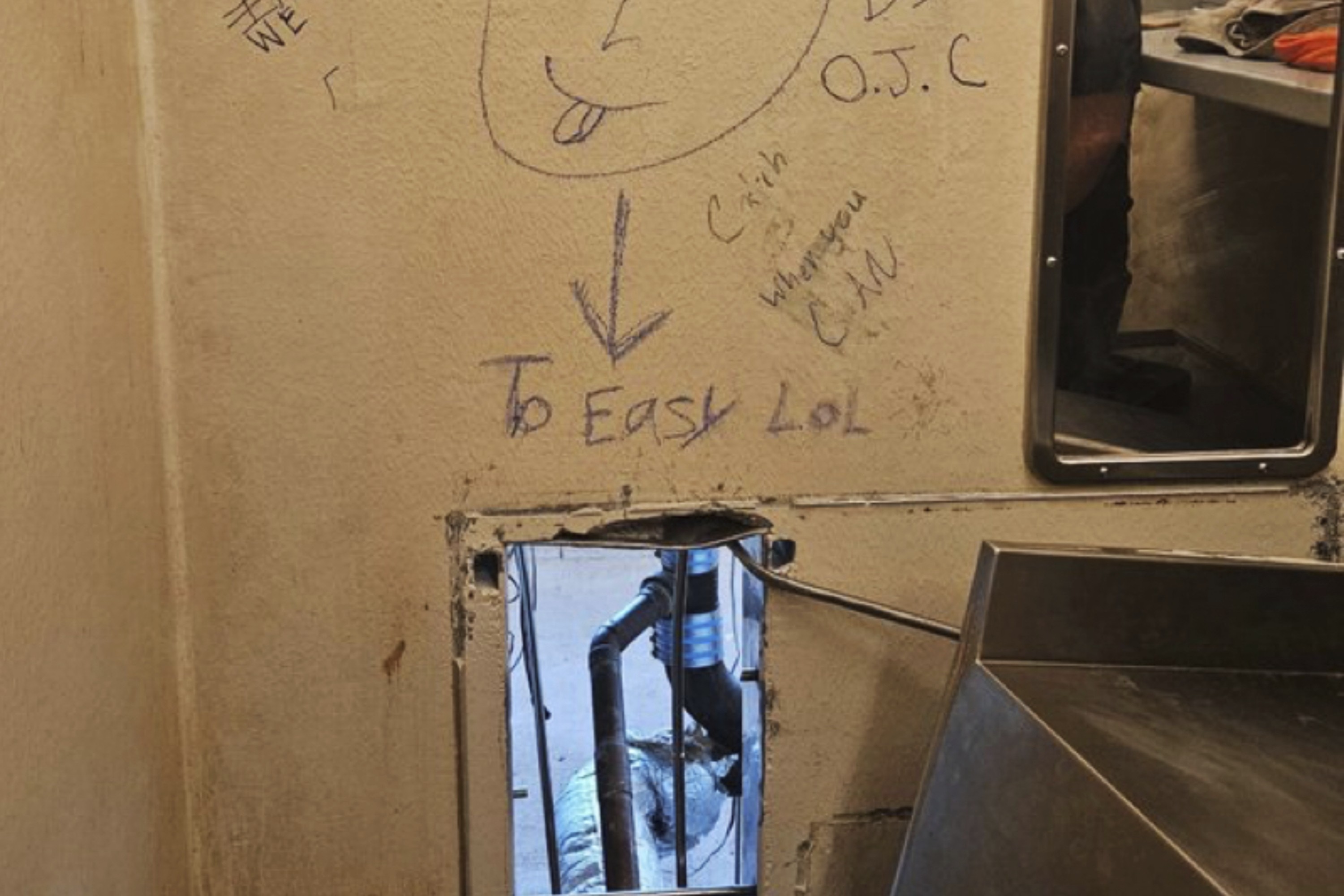 'Fácil, haha': presos usam buraco para escapar de presídio nos EUA, e polícia acha recado na parede; FOTO