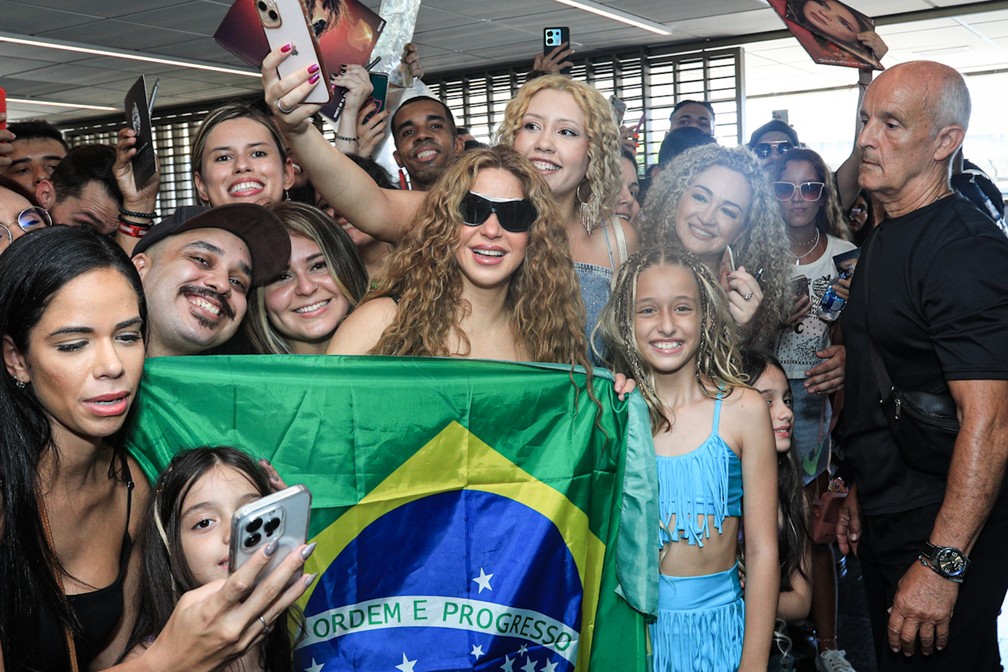 Shakira desembarca no aeroporto do Galeão. — Foto: Victor Chapetta - Agnews