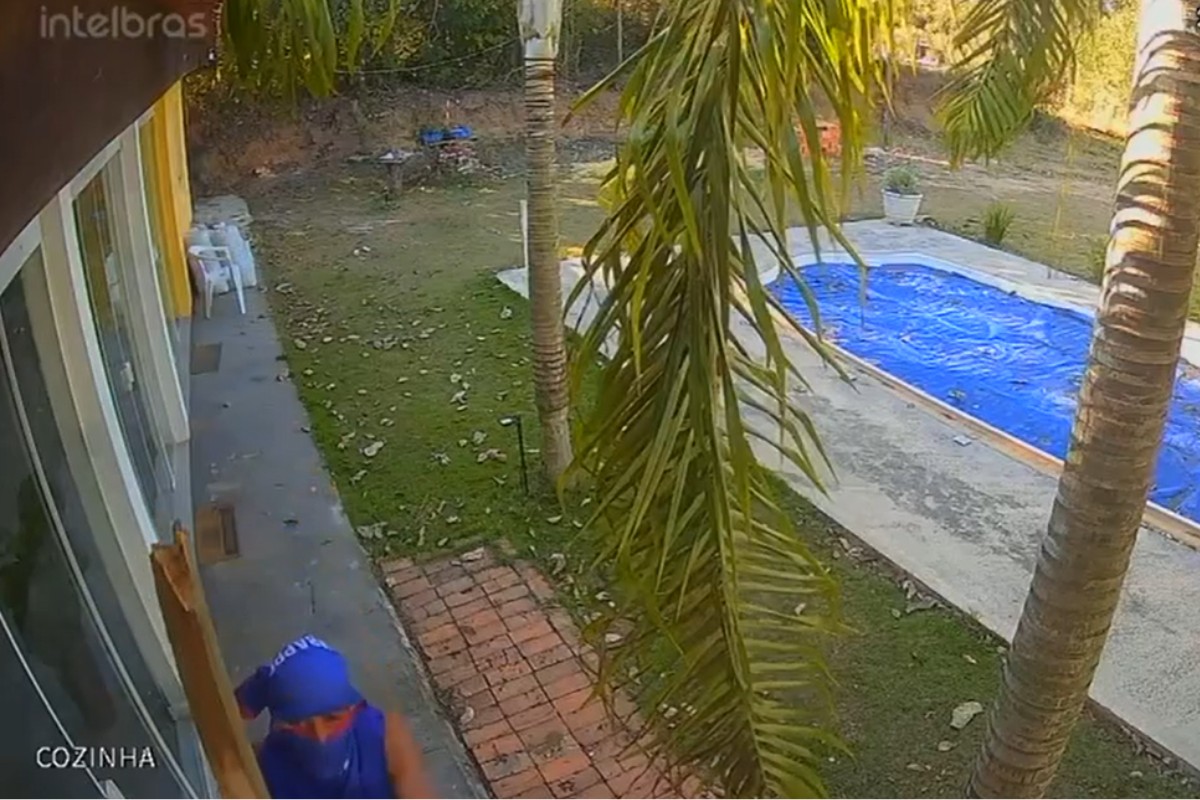 VÍDEO: suspeitos quebram câmeras de segurança durante furto a sítio no interior de SP