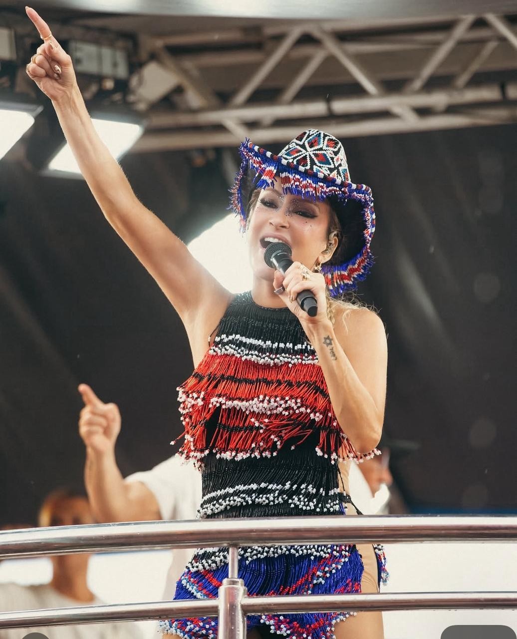 Claudia Leitte usa look inspirado na cultura maranhense no Carnaval do 
