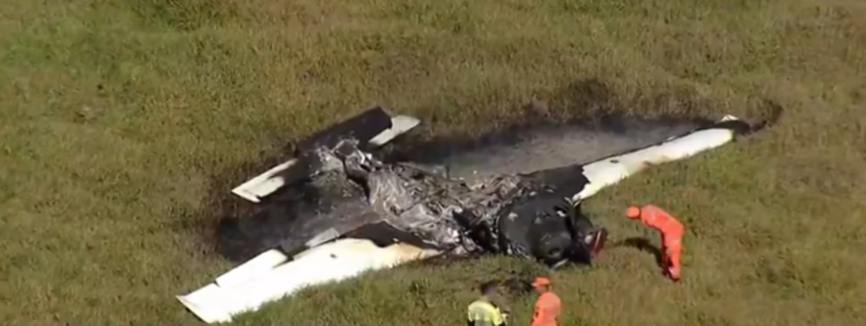 Avião monomotor que caiu na Grande BH foi destruído pelo fogo; veja VÍDEO