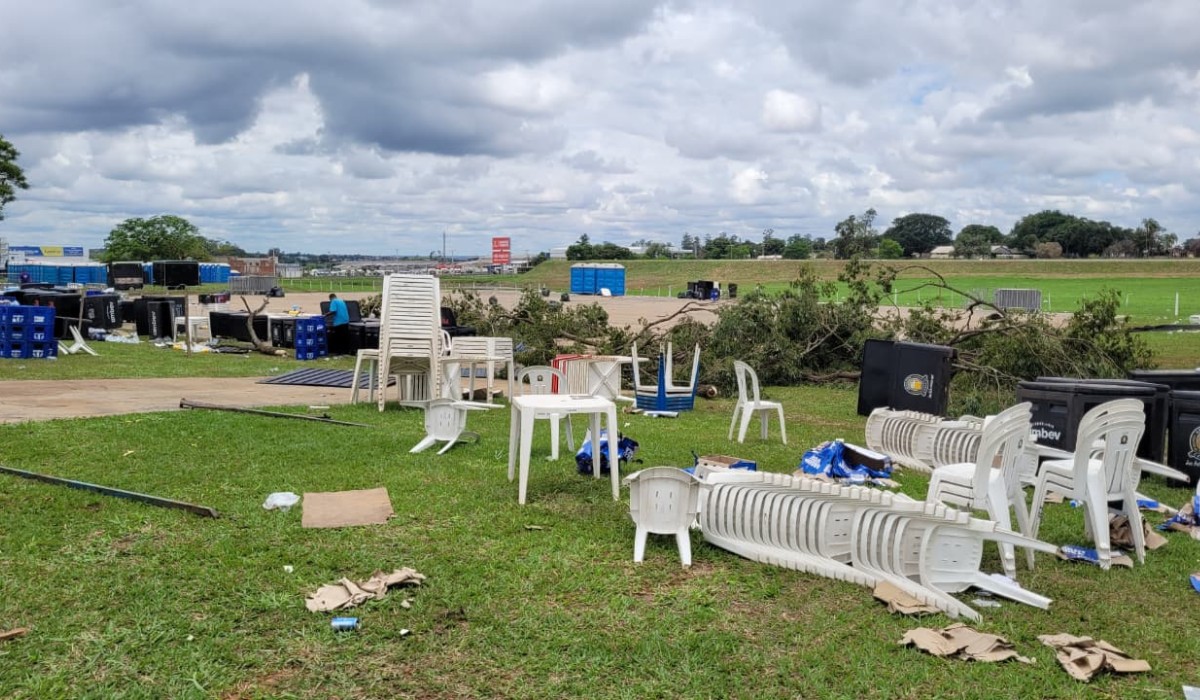 Após temporal e morte em festa universitária, equipes retiram destroços no Aeroclube de Regente Feijó; veja antes e depois