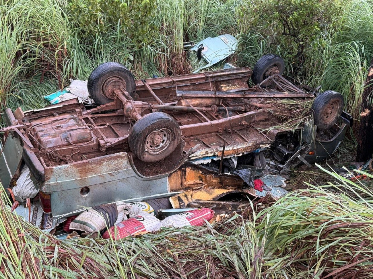 Duas pessoas morrem após furgão carregado de sementes capotar em rodovia do Tocantins
