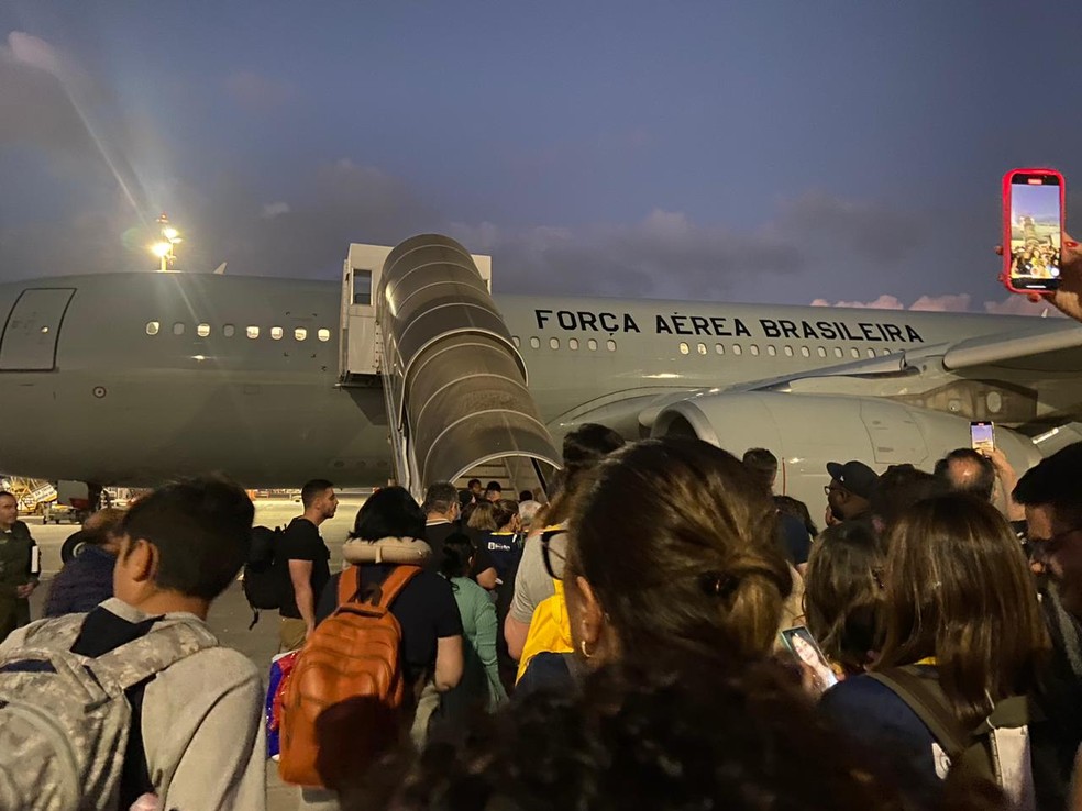 Brasileiros embarcando em voo da FAB em Israel — Foto: Bueno Junior