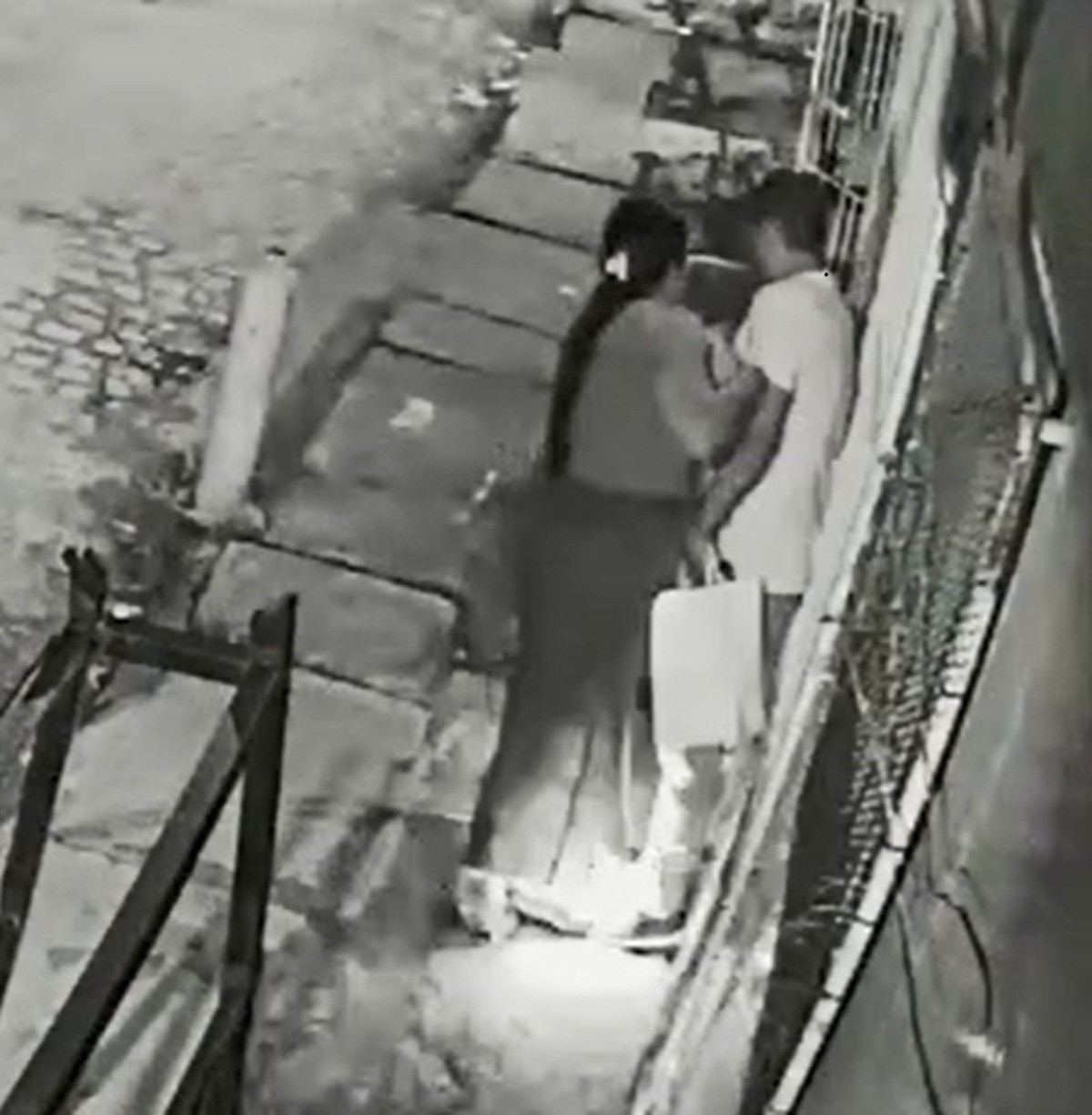Fio de energia despenca de poste e atinge casal na frente de casa; vídeo mostra choque