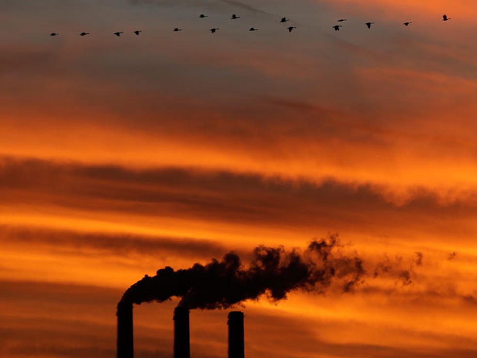 Usinas termoelétricas a carvão estão entre principais emissoras de carbono na atmosfera. — Foto: AP Photo/Charlie Riedel