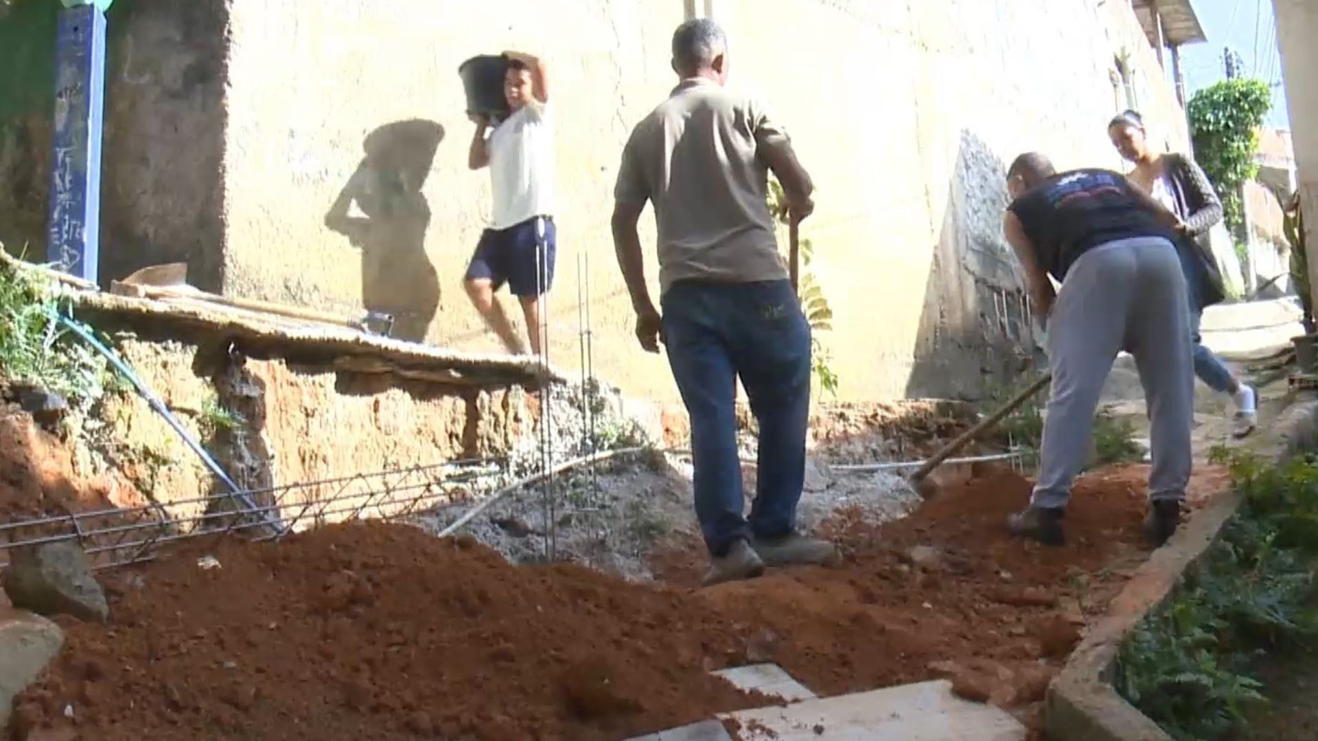 Moradores fazem vaquinha e começam obra em rua com risco de desabamento em Cariacica: 'antes que o pior aconteça'