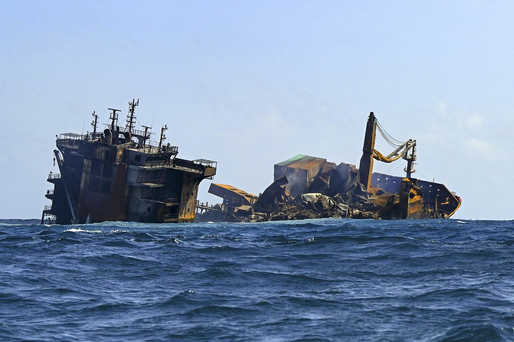 Navio que causou maior desastre ambiental do Sri Lanka afunda com