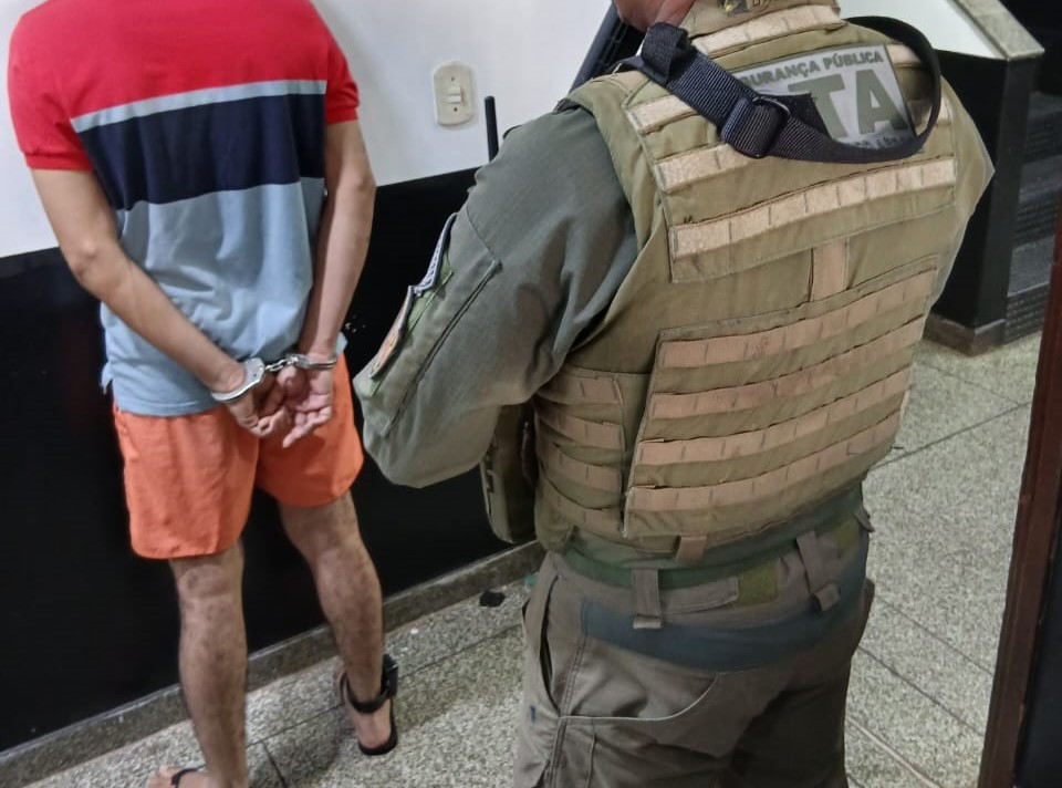 Homem com tornozeleira é preso em flagrante por tráfico de drogas em Macapá
