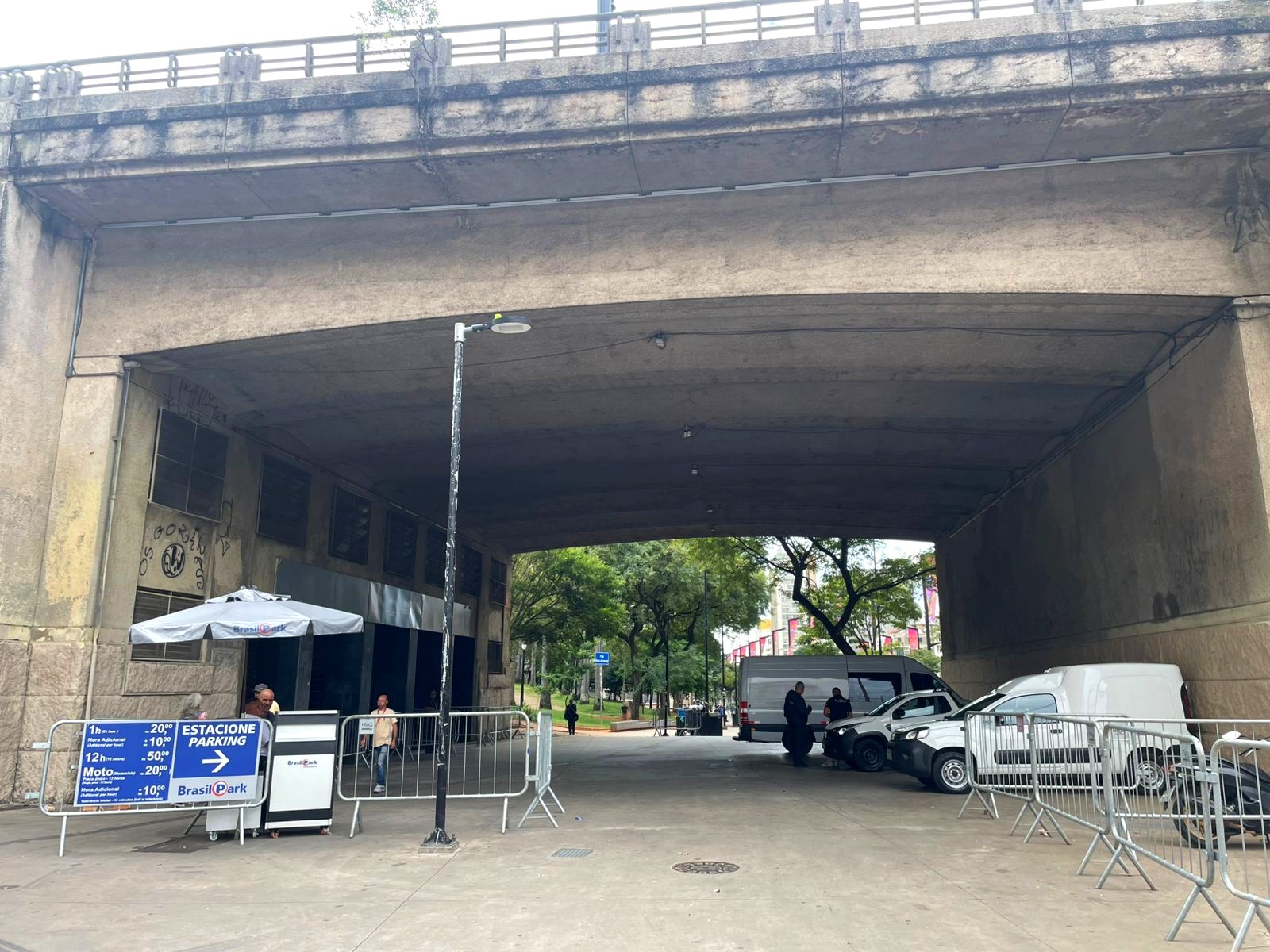 Concessionária monta estacionamento ilegal no Vale do Anhangabaú, e prefeitura manda desmontar estrutura após denúncia