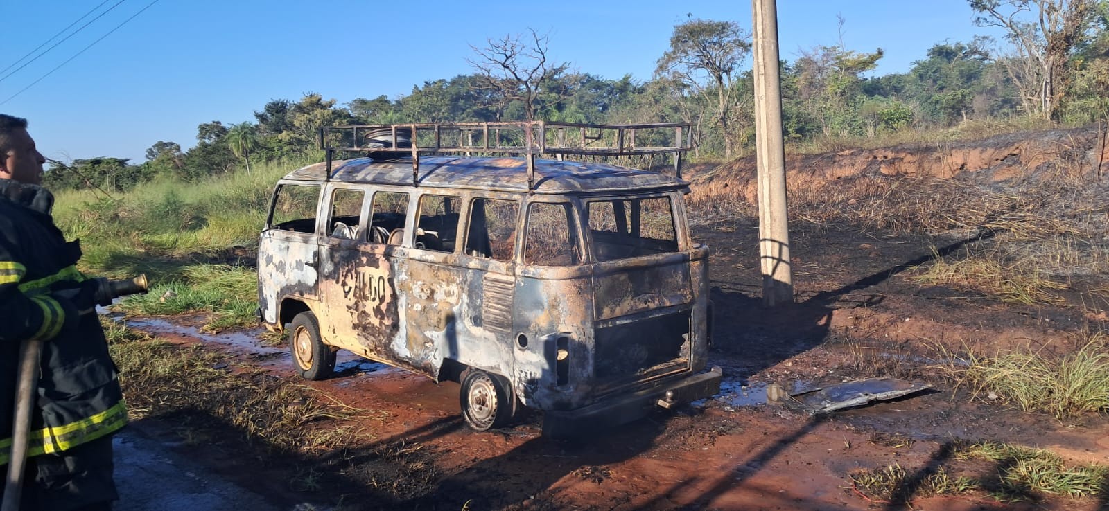 Veículo de feirantes pega fogo enquanto transitava em estrada vicinal, em Indiana