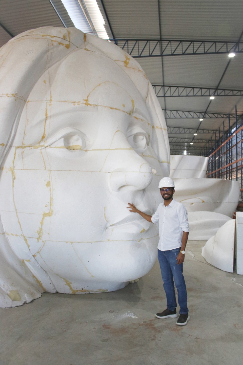 Ranilson Viana ao lado da cabeça de Maria, que fará parte da maior escultura do Brasil — Foto: Levi Varjão/ g1 Petrolina