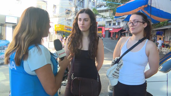 As irmãs e turistas portuguesas Matilda e Rita Oliveira ficaram ilhadas no Morro Dois Irmãos — Foto: Reprodução/TV Globo