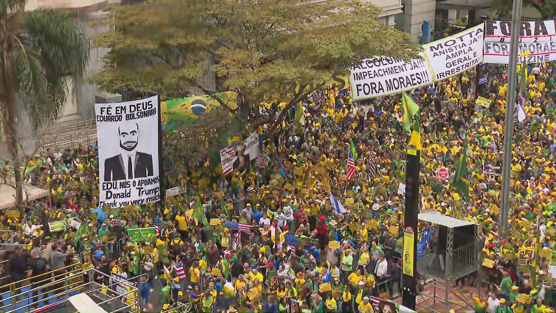 Com cartazes e bandeiras, apoiadores de Bolsonaro em SP pedem anistia para condenados por atos golpistas 