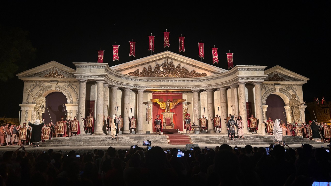FOTOS mostram primeiros dias do espetáculo da Paixão de Cristo de Nova Jerusalém