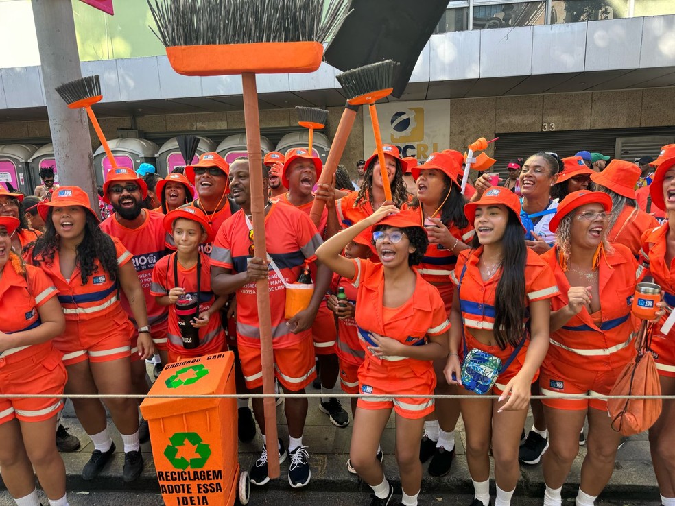 Grupo se fantasiou de garis no desfile do Cordão da Bola Preta. — Foto: Rafael Nascimento / g1 Rio