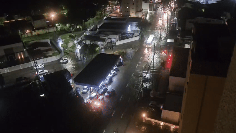 Alagamentos, carros submersos e desabamento: veja os estragos da chuva em São José dos Campos 