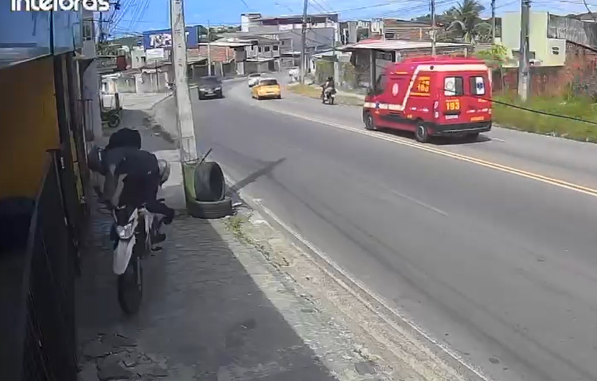 Homem perde controle de moto, atinge porta de loja e fica ferido, em João Pessoa; VÍDEO
