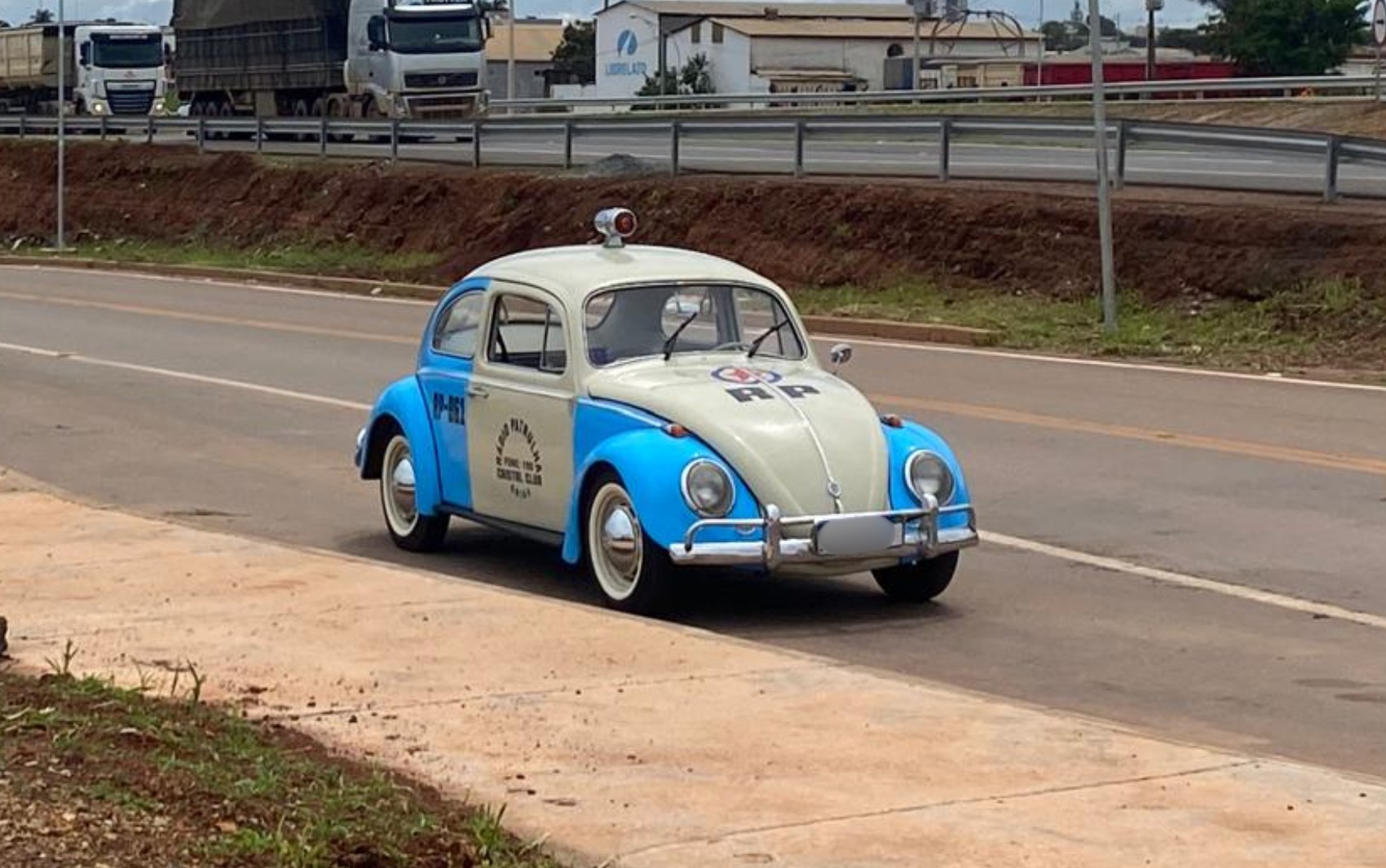 Empresário surpreende ao usar fusca para recriar viatura da Polícia Militar dos anos 1960