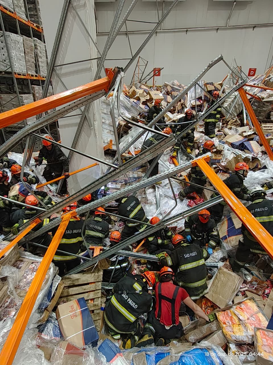 Vídeo mostra momento em que toneladas de produtos congelados caem sobre funcionário em atacadista na Zona Oeste de SP