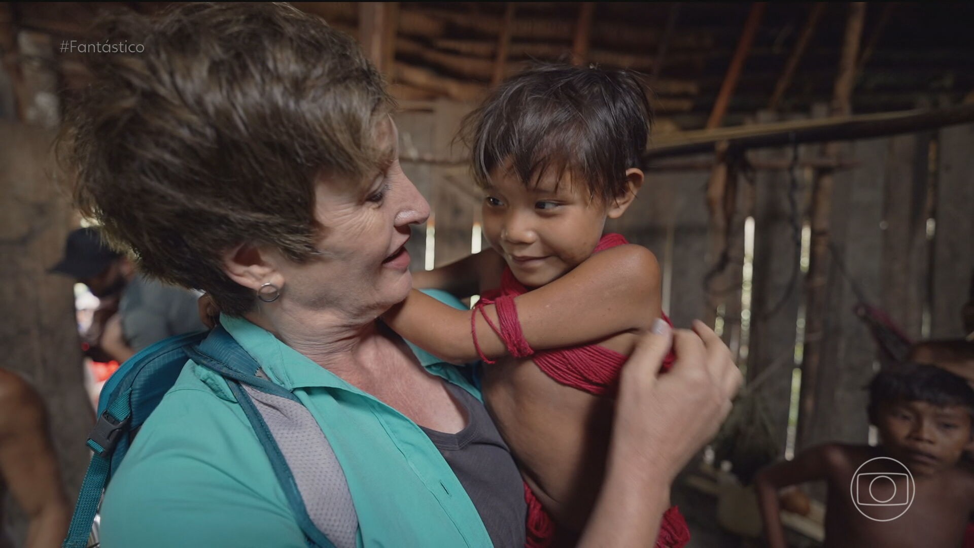 Repórter reencontra criança resgatada na Terra Yanomami após dois anos: 'Que alegria ver você assim'