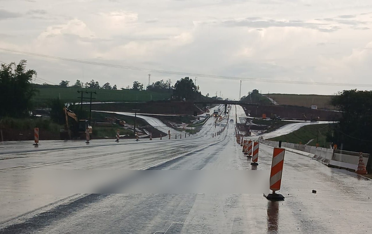 Motorista morre após ter carro atingido por carreta na Rodovia Rachid Rayes em Assis