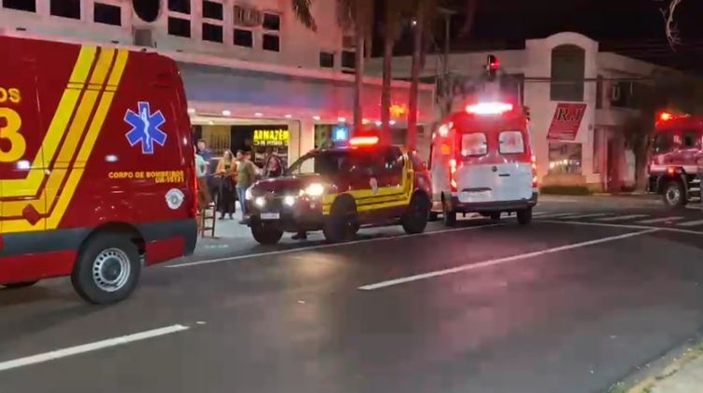 Caminhonete invadiu calçada e atropelou frequentadores de um bar na Av. Manoel Conceição, em Piracicaba (SP), na noite desta sexta (30) — Foto: Edijan Del Santo