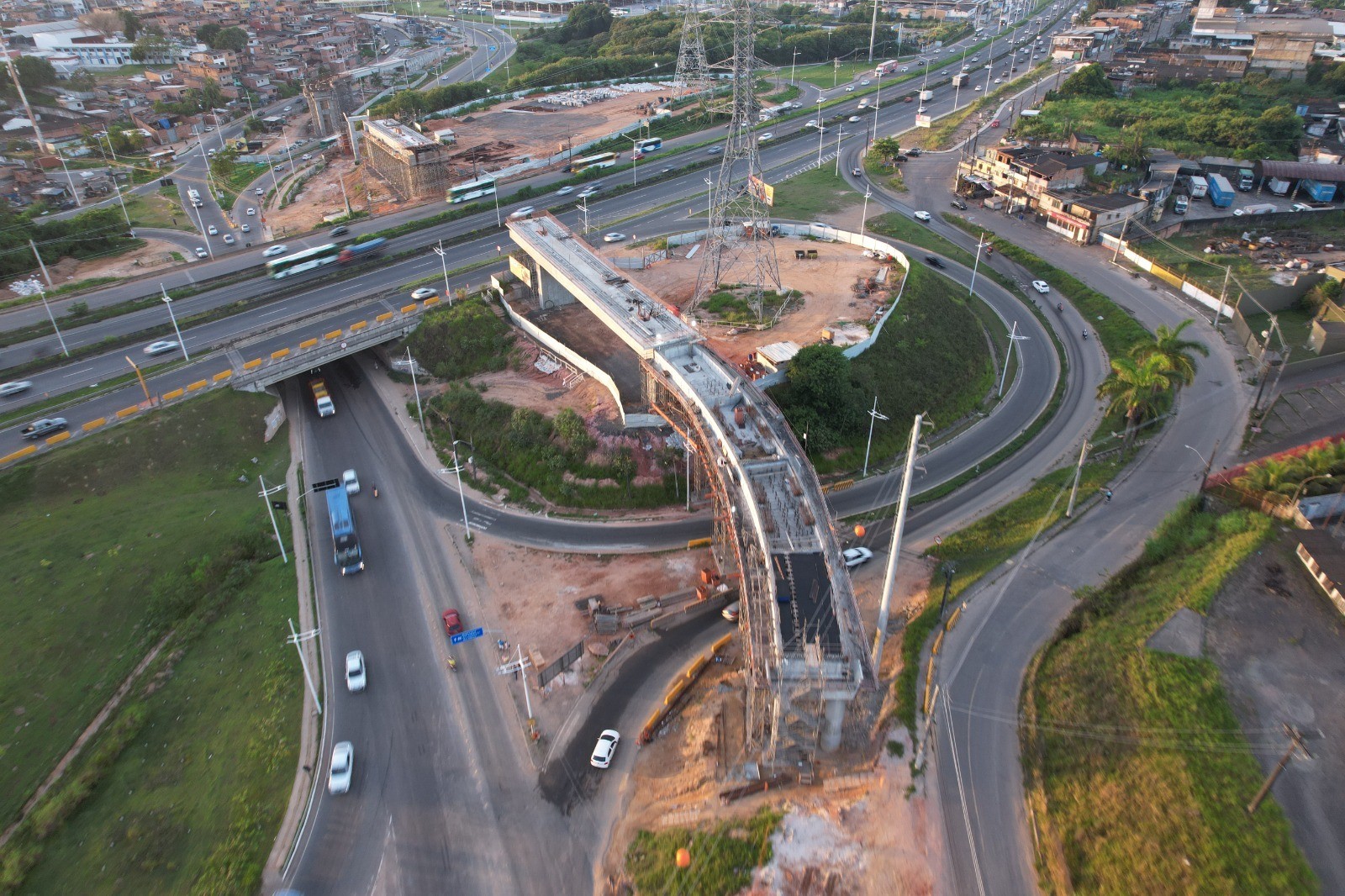 Obras do VLT têm lançamento de vigas próximo à BR-324 e provocam mudanças no trânsito de Salvador