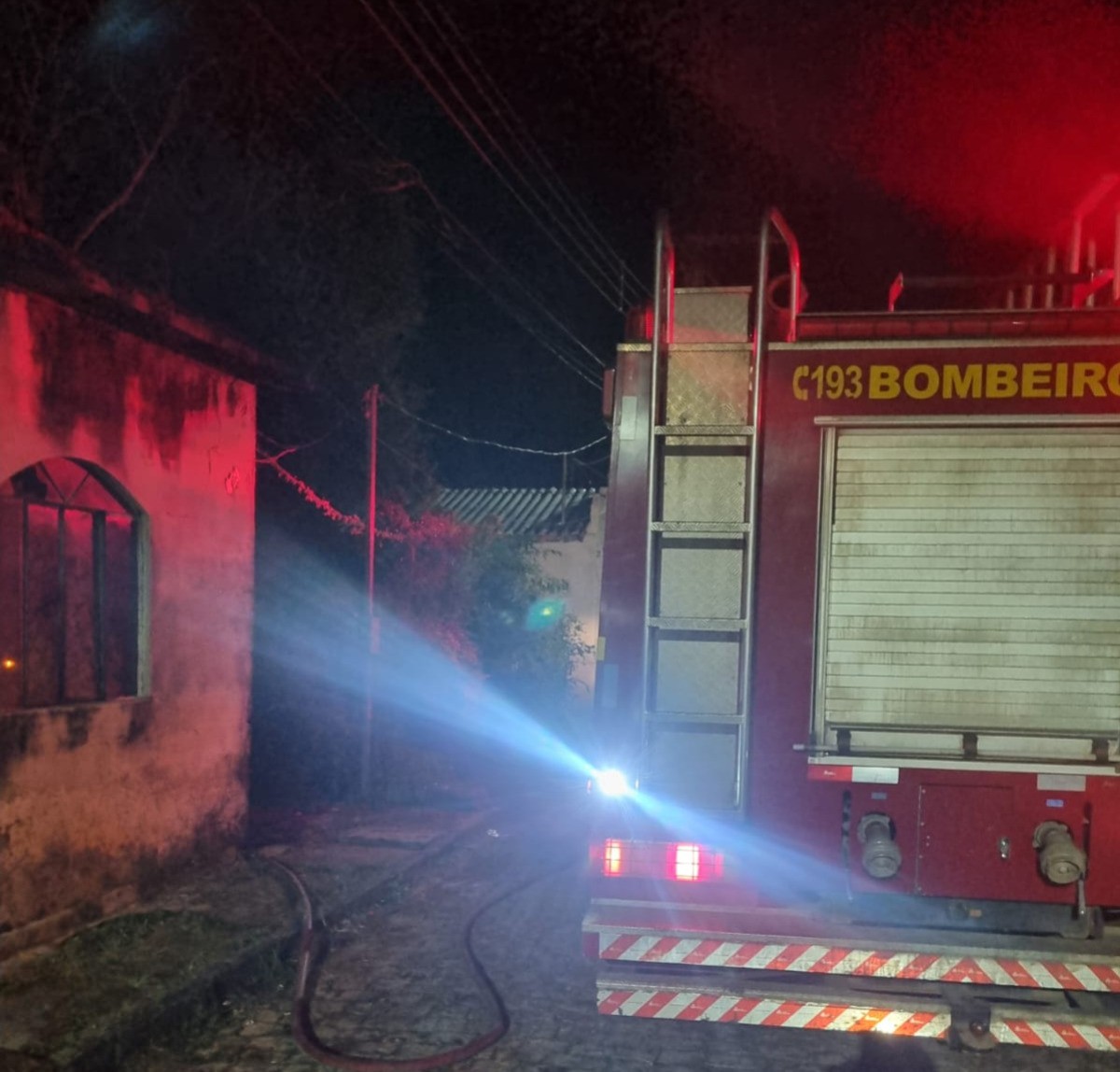 Mulher chama os bombeiros e relata que ex-companheiro ateou fogo na casa dela, em Formiga 