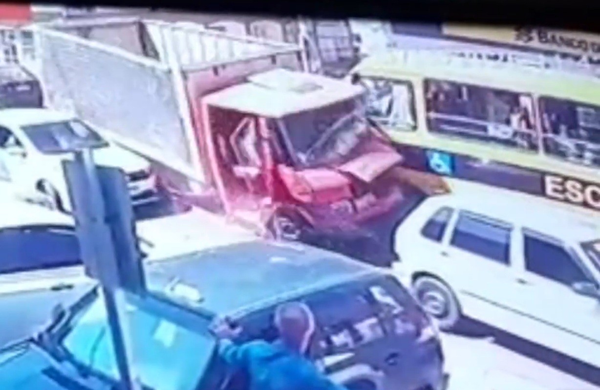 Caminhão desgovernado atinge ônibus escolar com estudantes em São José do Vale do Rio Preto