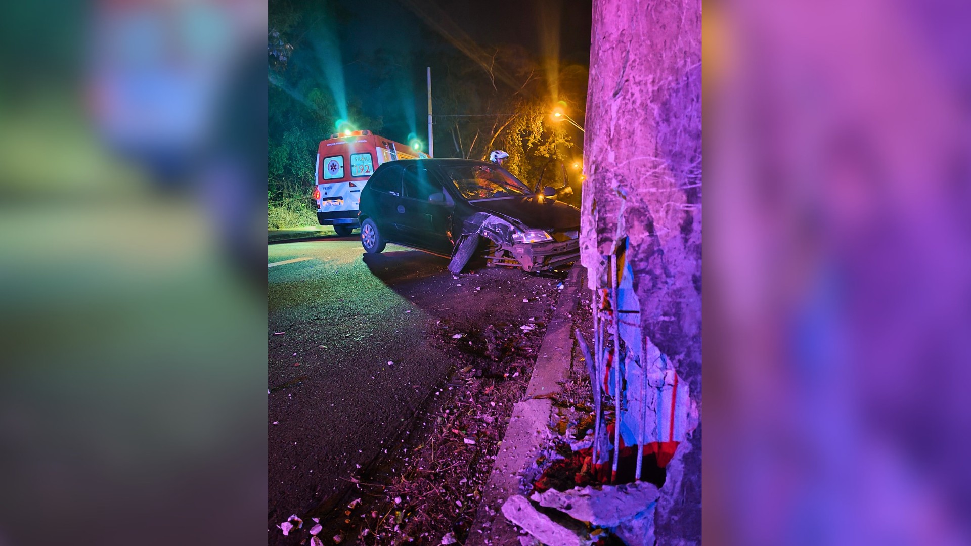Passageira fica ferida após carro bater em poste de energia em São José do Rio Preto