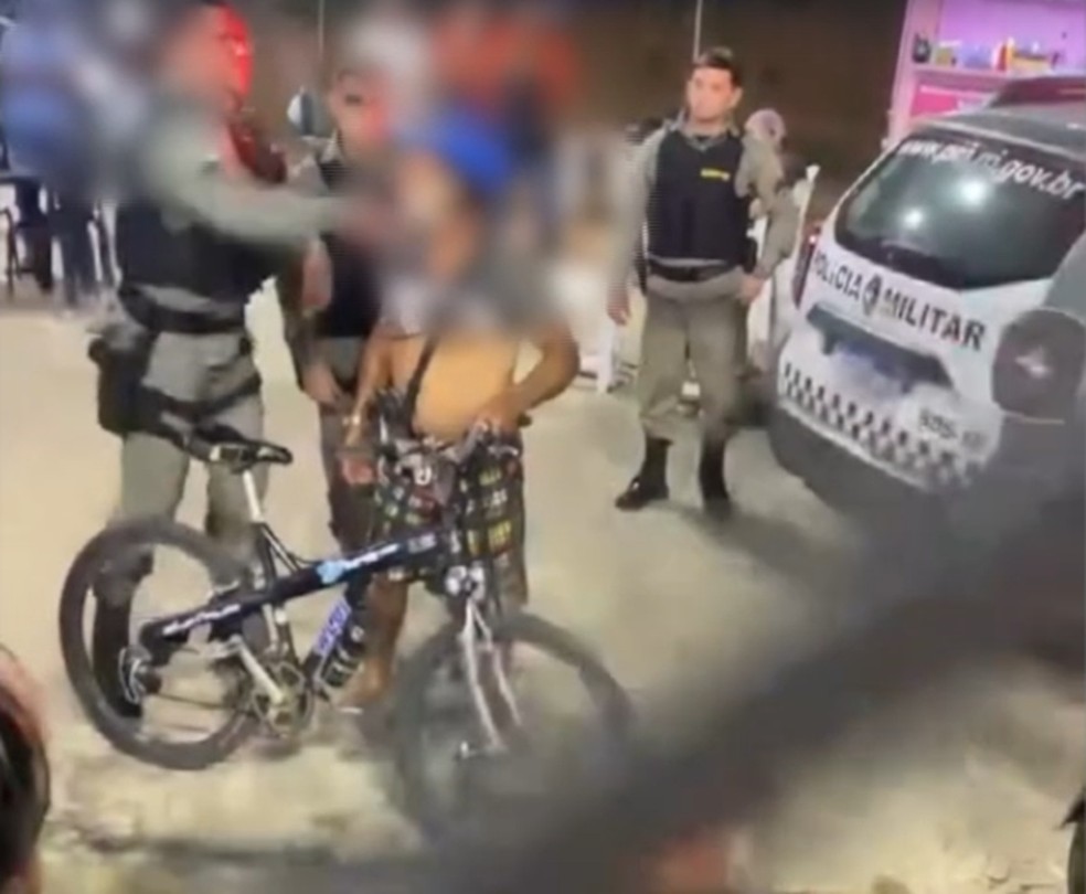 Policial dá tapa em homem durante abordagem em Natal — Foto: Reprodução