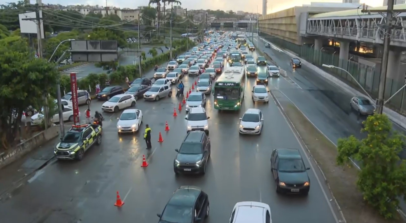 Fluxo de veículos é moderado na BR-324 no feriado de Corpus Christi 