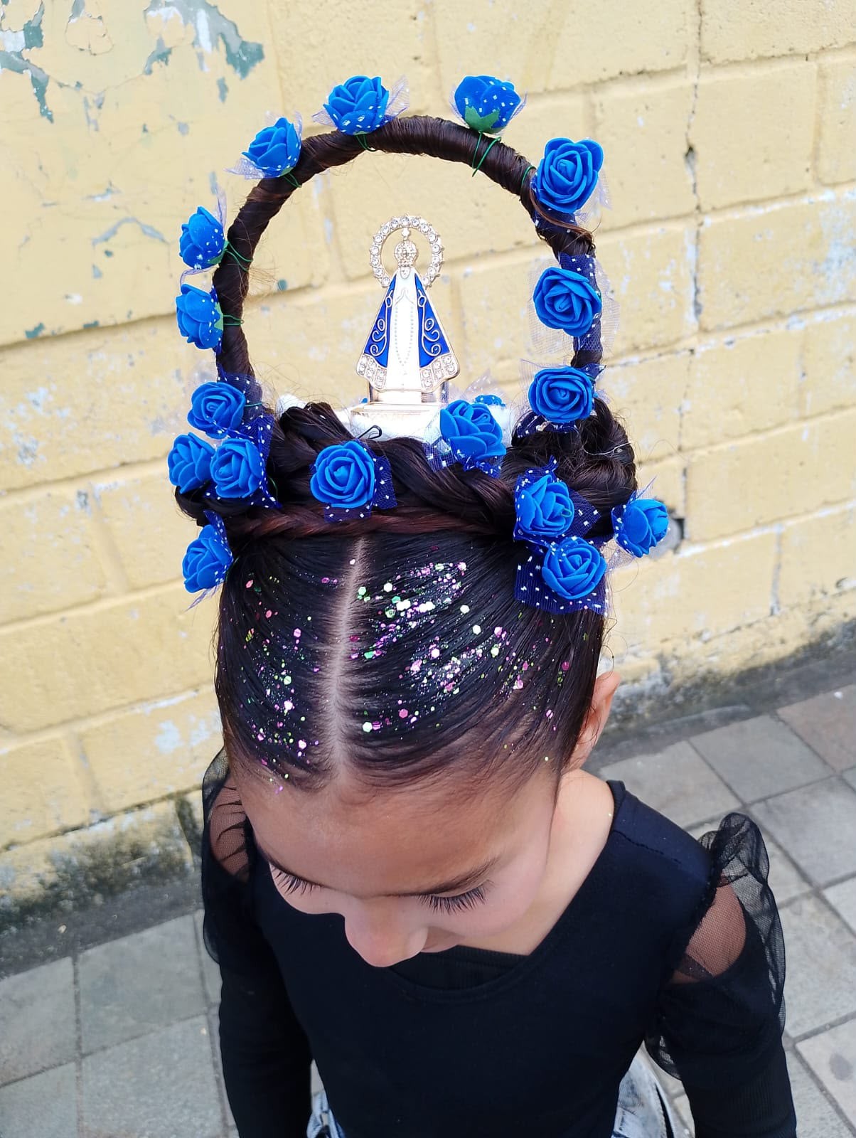 Menina de 8 anos faz 'cabelo maluco' em homenagem a Nossa Senhora