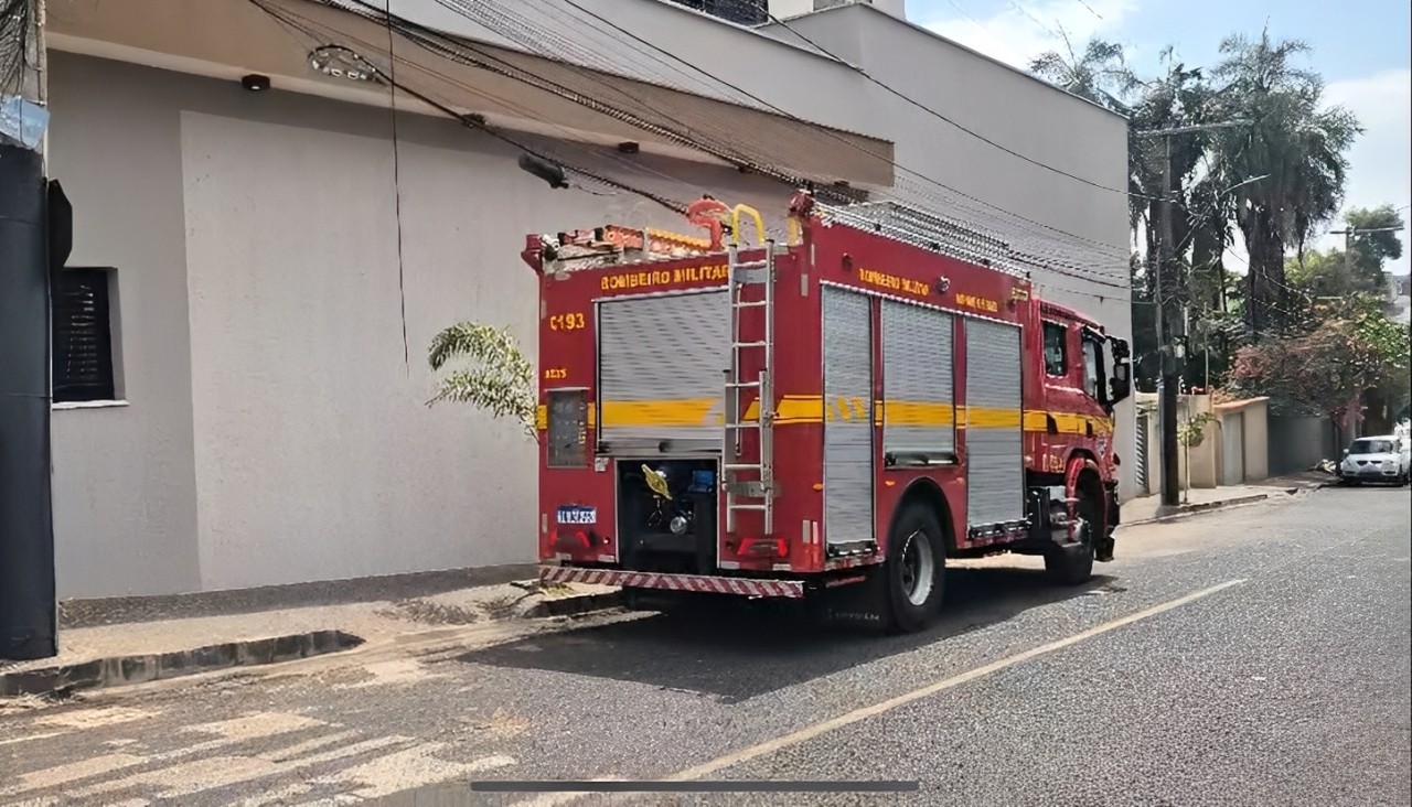 Pedido de casamento termina com apartamento em chamas após namorado deixar velas em cima da cama em Uberlândia
