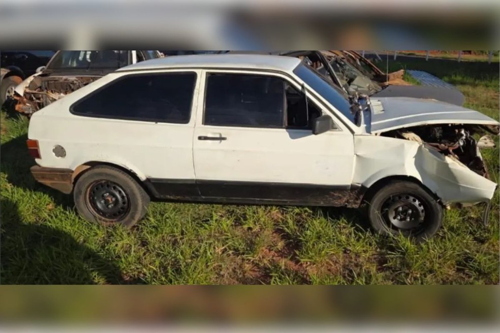 Suspeitos são presos após se envolverem em acidente com carro furtado em Presidente Venceslau (SP) — Foto: Reprodução/Polícia Militar