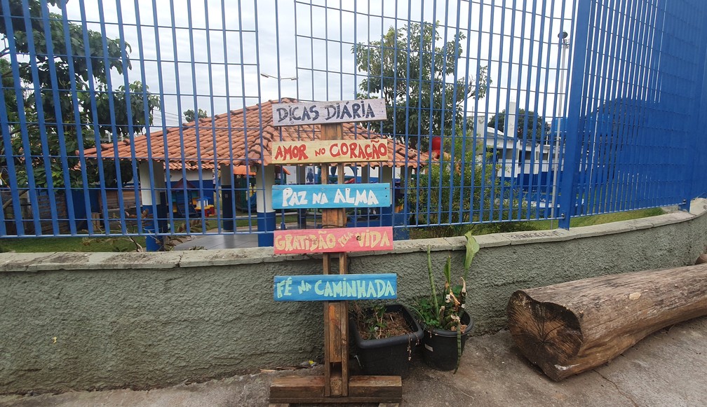 Placa com mensagens ao lado de creche na região onde MC Daleste foi morto em 2013 — Foto: Fernando Pacífico/g1
