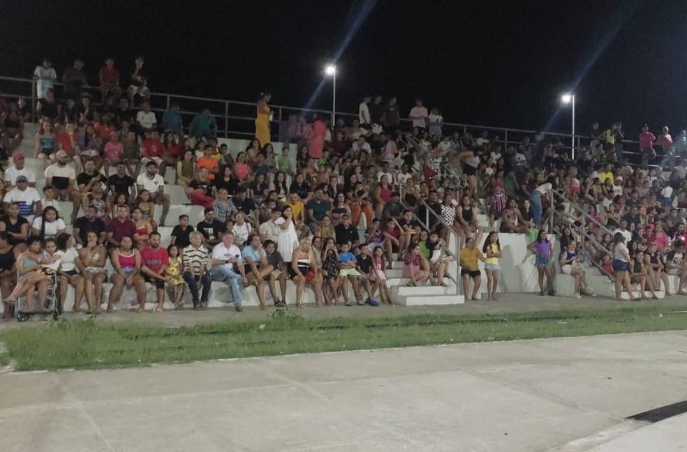 População lota praça para acompanhar reisado em Redenção, no interior do Ceará. — Foto: Reprodução