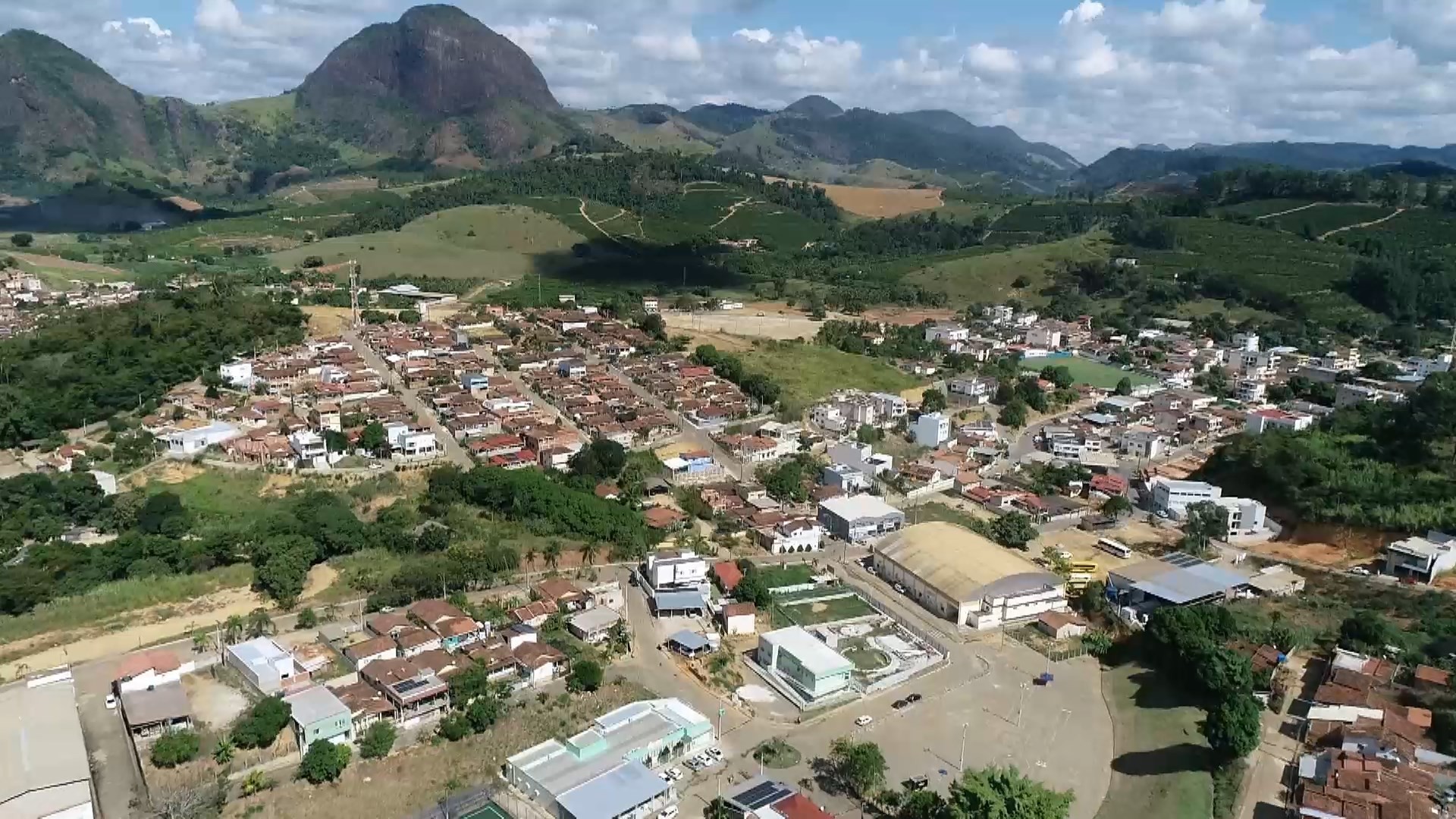 Mãe é morta a tiros e facadas ao tentar defender filha de ataque de suspeitos  encapuzados dentro de casa no ES