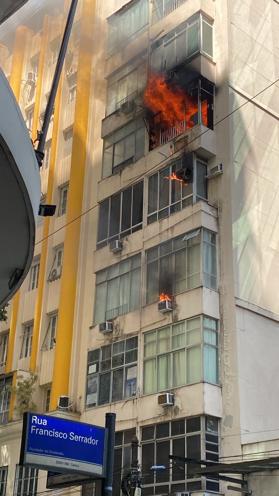 Incêndio atinge prédio no Centro do Rio; VÍDEO