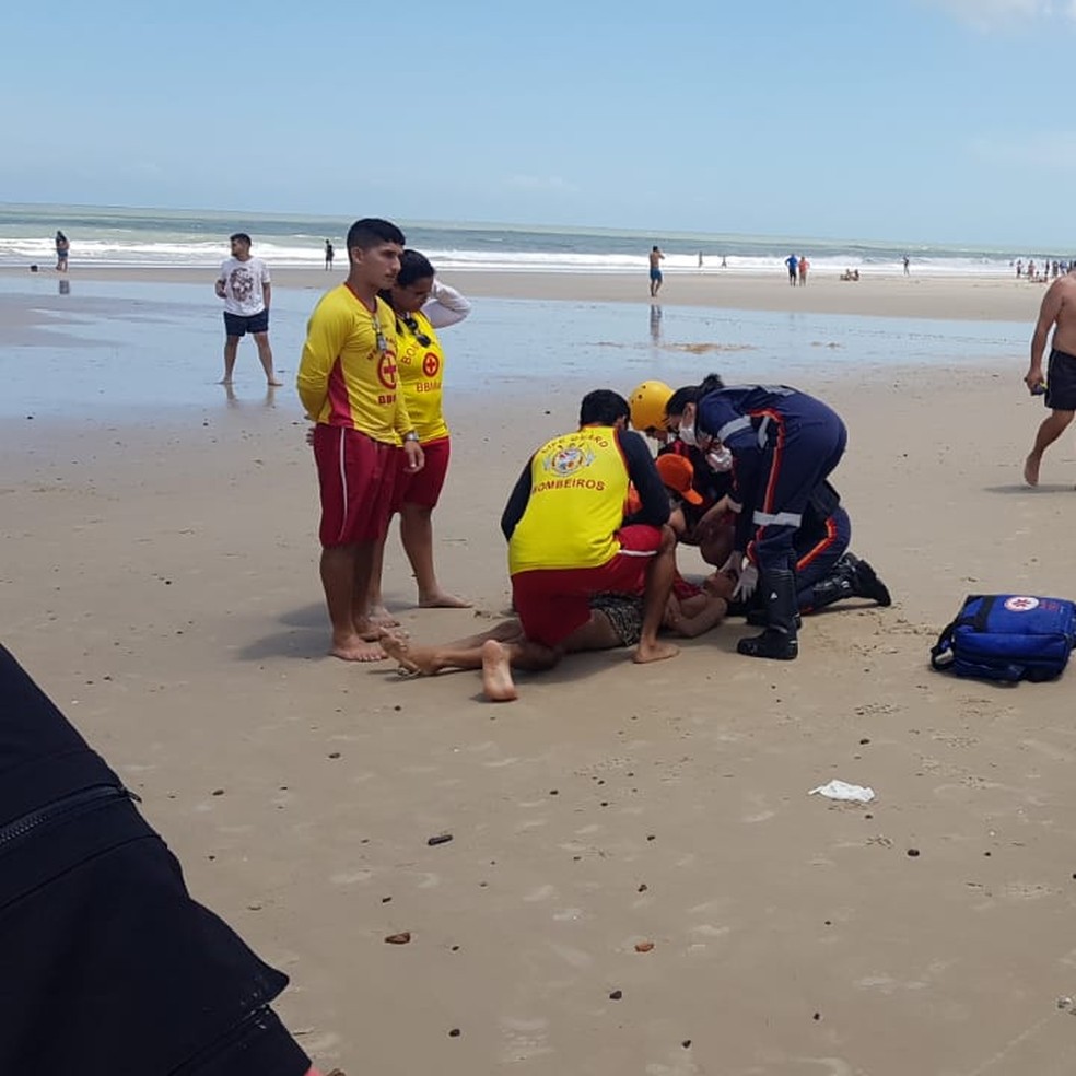 Três adolescentes se afogam na praia do Calhau, em São Luís; Uma morreu