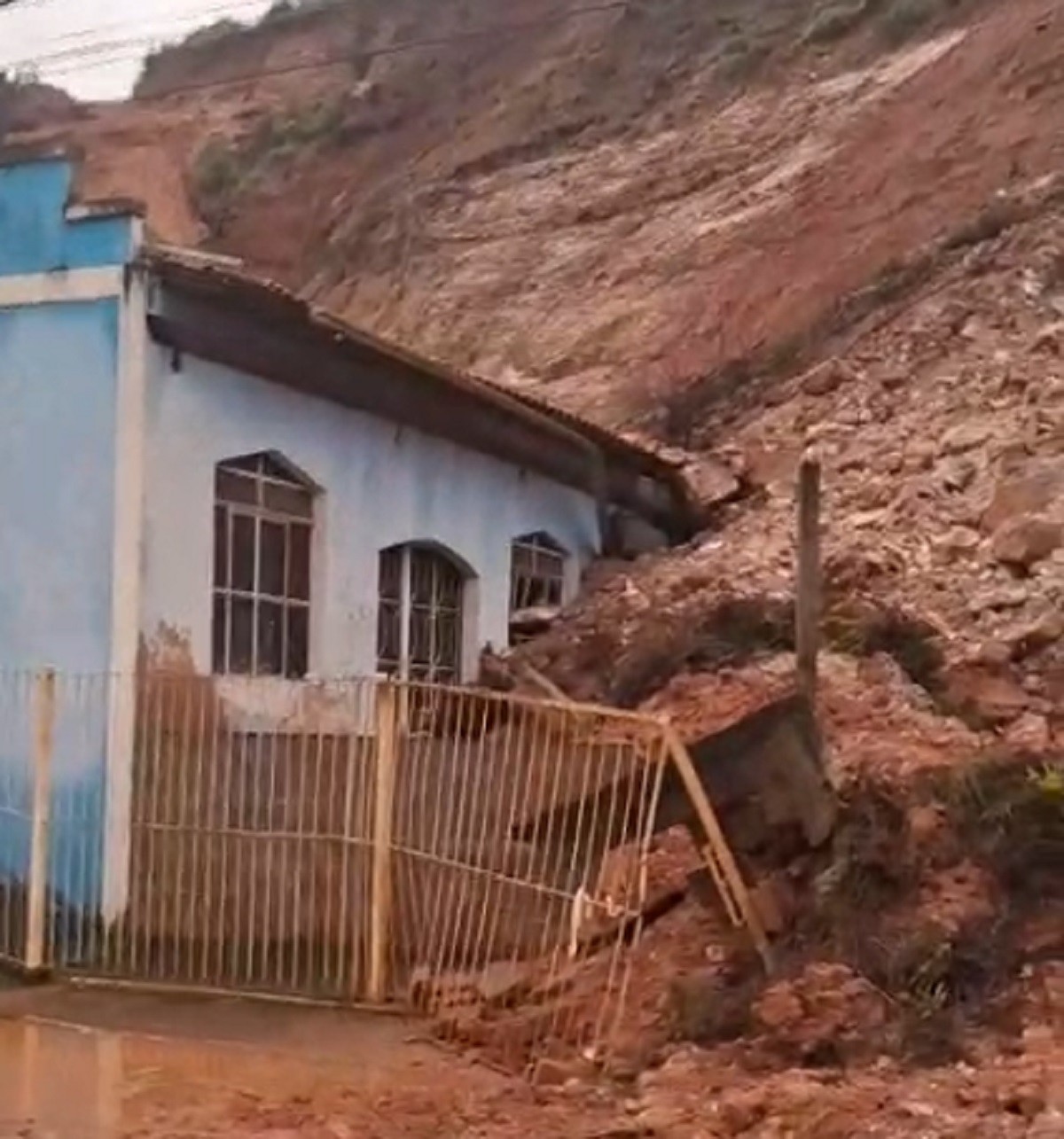 Barranco desliza e soterra parte de igreja em MG; VÍDEO