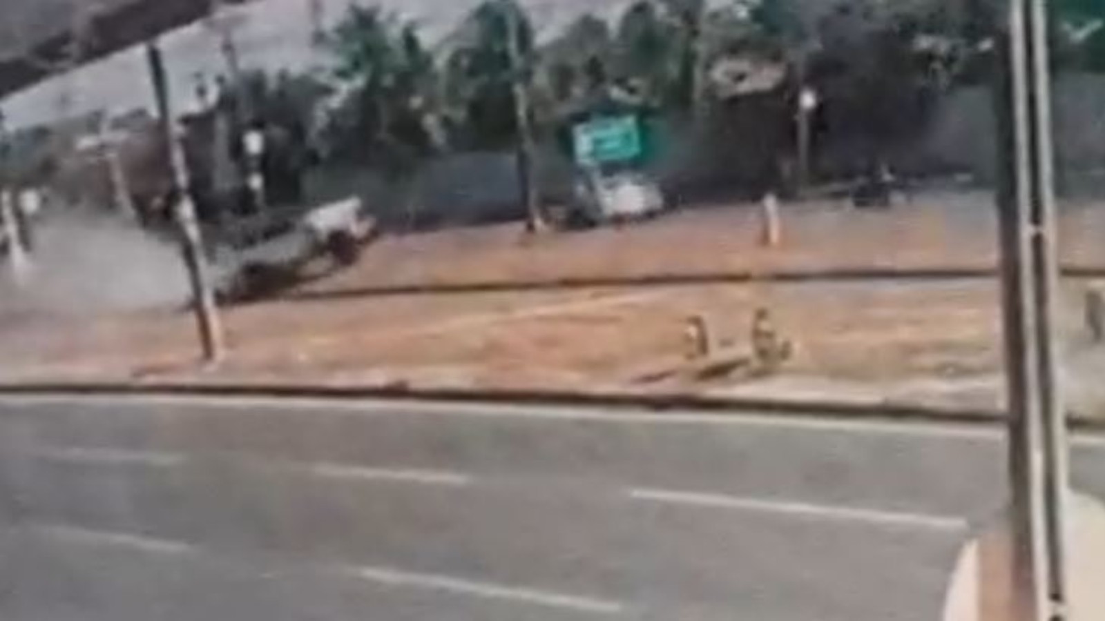 VÍDEO: Carro perde o controle após bater em moto, atravessa estrada e só para ao colidir em muro, em Fortaleza