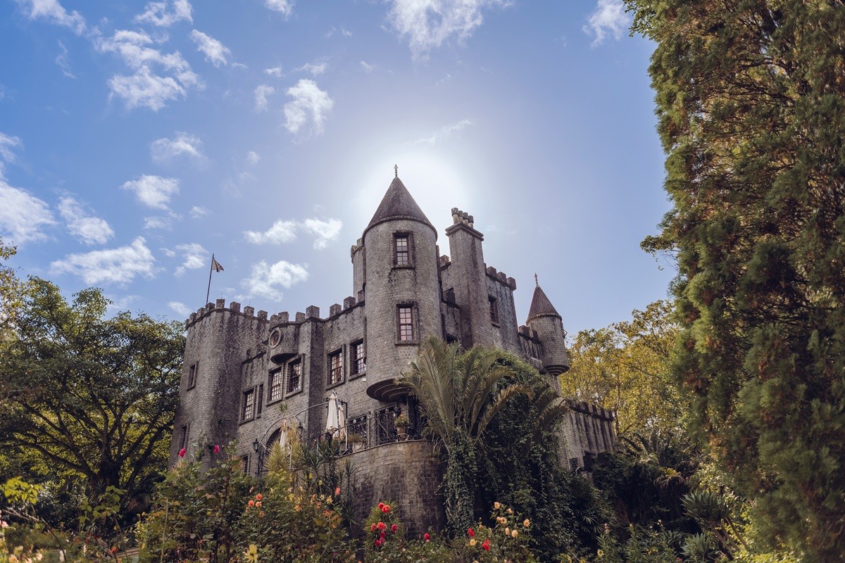 Casal dividido entre Brasil e Escócia constrói castelo em SC decorado com gaita de fole e tecido tartã