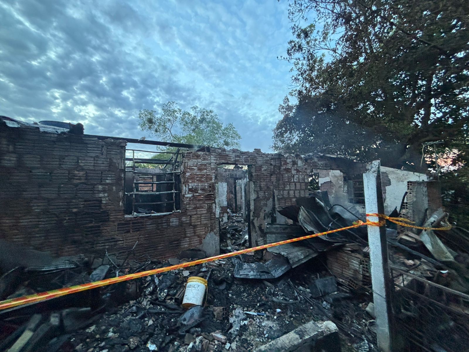 Incêndio em casa com grande quantidade aparelhos eletrônicos ligados mobiliza bombeiros em Marília