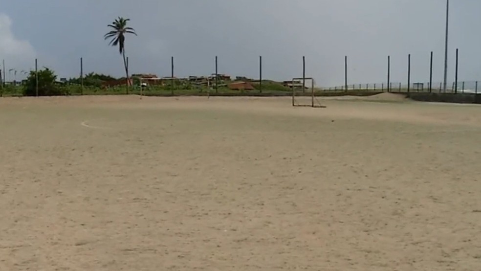 Areia invade espaço de areninha para prática de futebol na Praia do Futuro, em Fortaleza — Foto: Reprodução