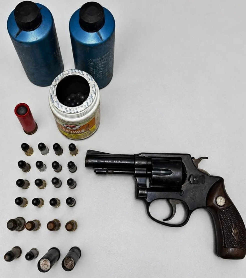 Prisão aconteceu durante cumprimento de mandados de busca e apreensão — Foto: Polícia Civil