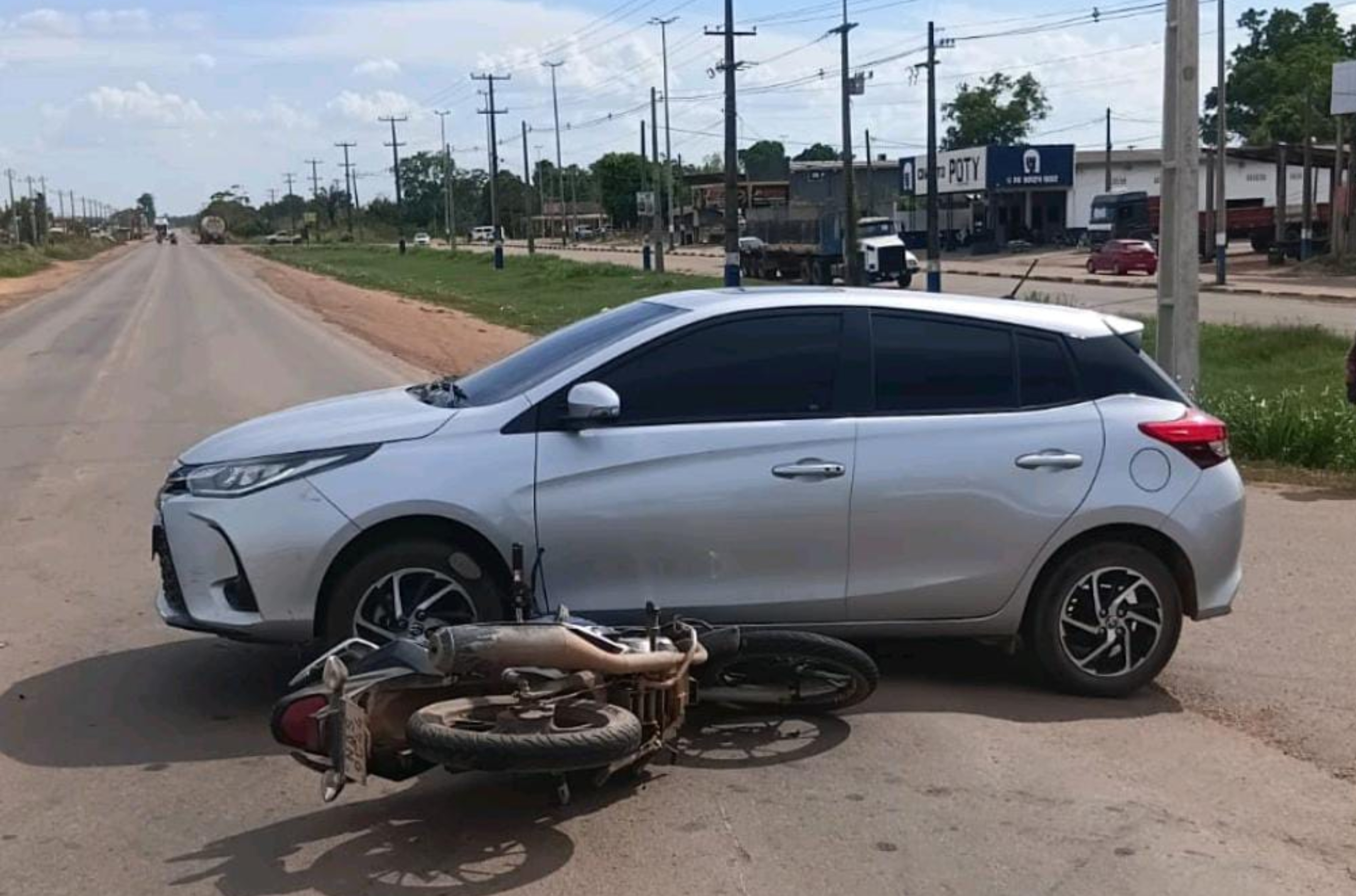 Motociclista fica ferido após carro invadir preferencial em Rorainópolis