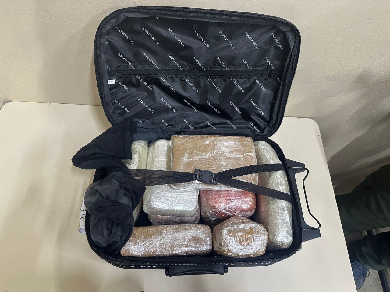 Drogas são apreendidas dentro de mala no aeroporto de São Gabriel da Cachoeira, interior do AM