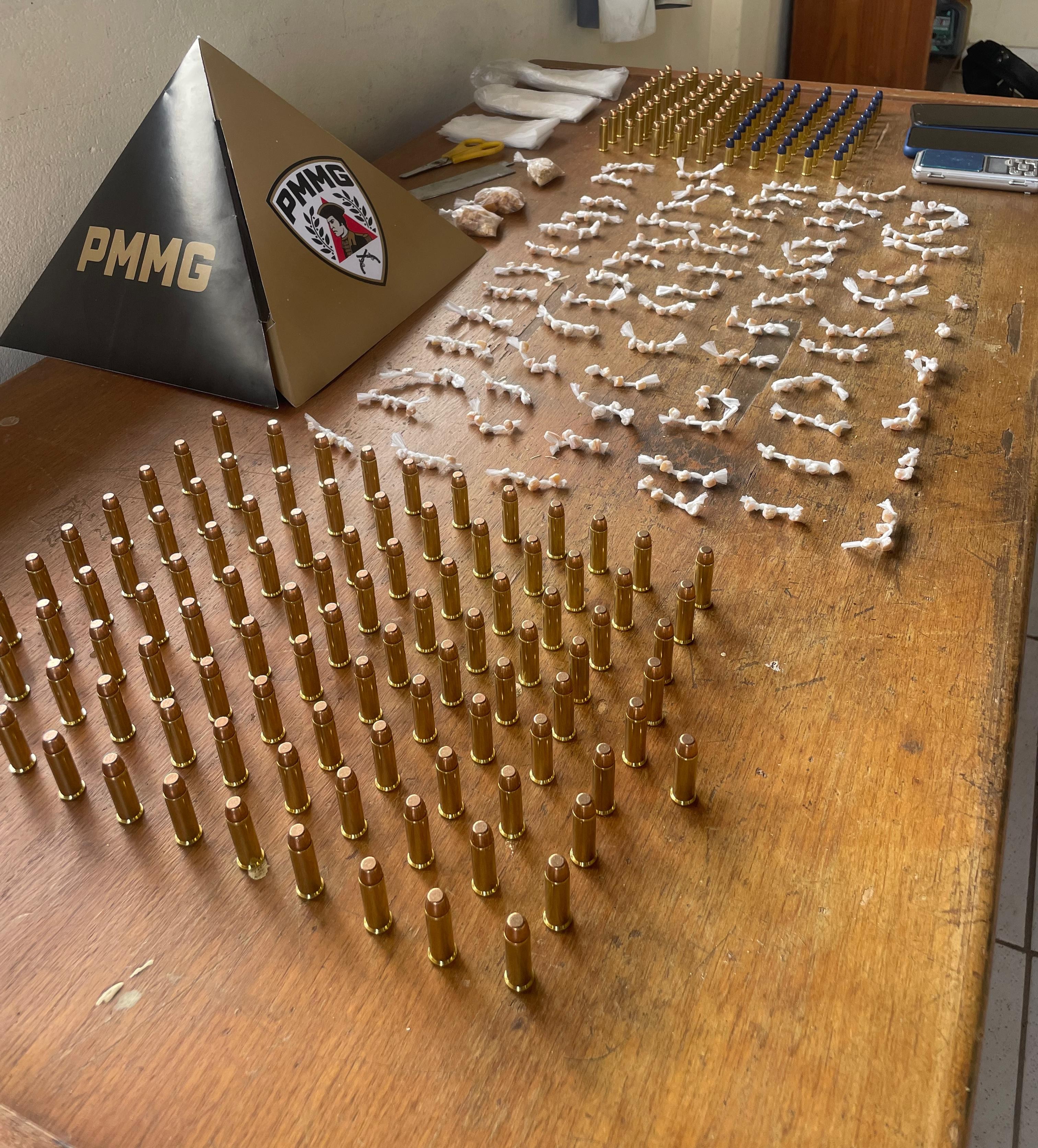 Motorista é preso transportando 200 munições em assoalho de carro na MGC-135